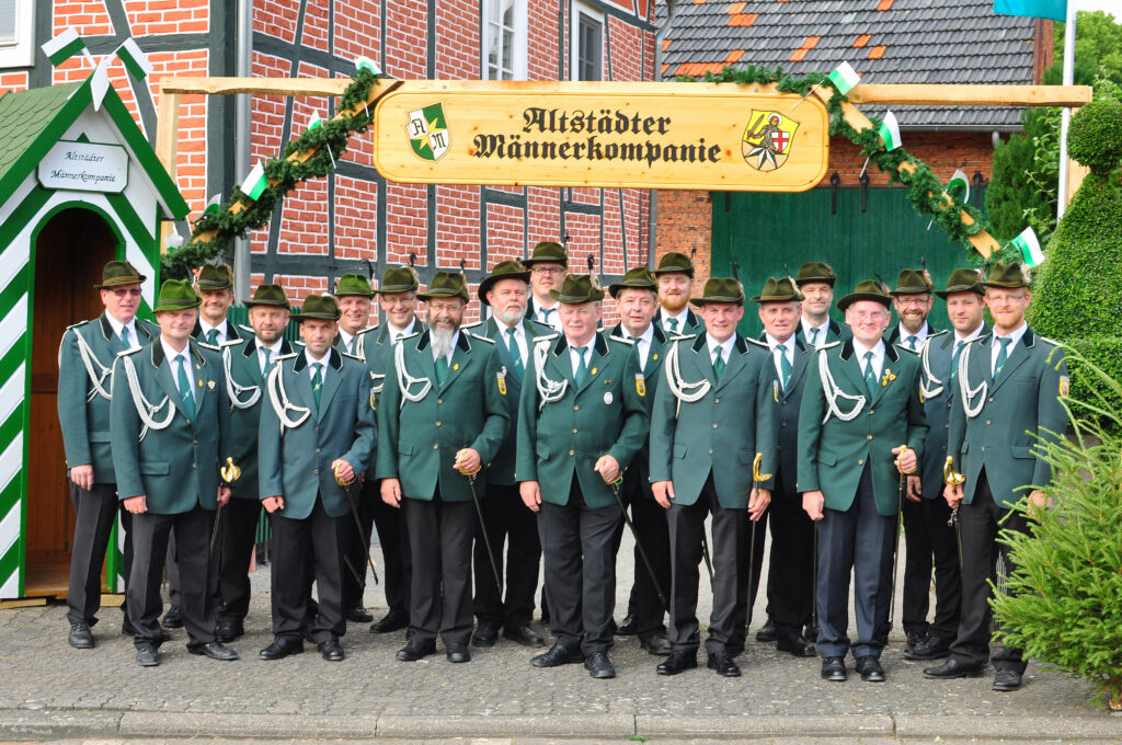 Gruppenfoto der Offiziere der Altstädter Männerkompanie vor ihrem Lager beim Freischießen 2014.