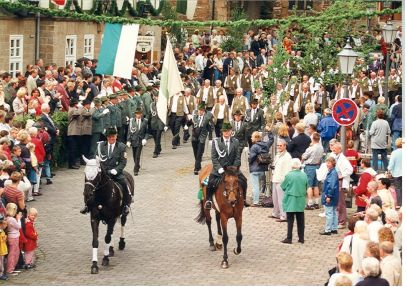 Historischer Festzug der Altstädter Männerkompanie beim Freischießen 2000 mit Hauptmann Fritz Klapp und Adjutant Thomas Weiß.
