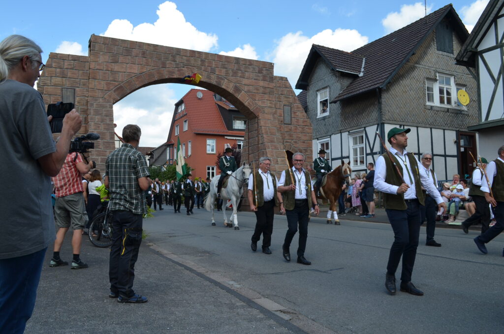 Männer und Offiziere der Altstädter Männerkompanie beim großen Festzug 2024 in der Landstraße in Mengeringhausen
