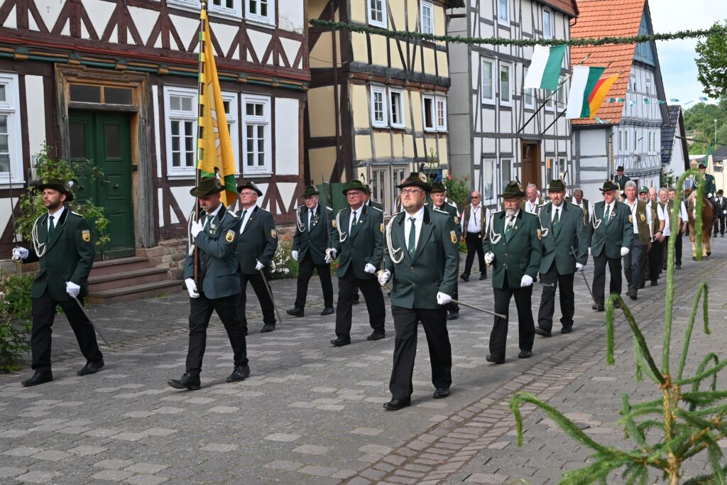 Die Altstädter Männerkompanie marschiert beim Freischießen 2024 durch die festlich geschmückte Altstadt von Mengeringhausen.