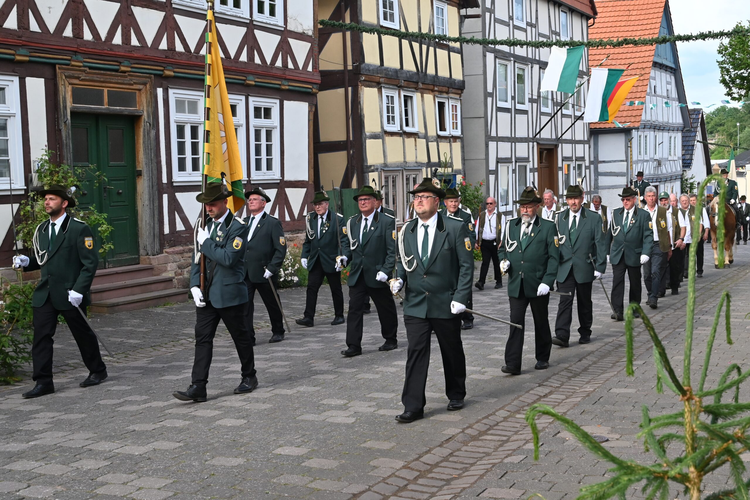 Die Altstädter Männerkompanie marschiert beim Freischießen 2024 durch die festlich geschmückte Altstadt von Mengeringhausen.